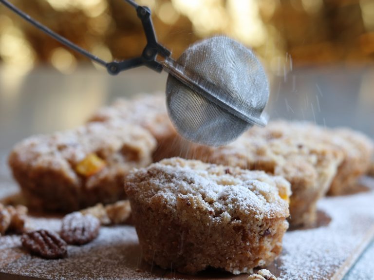 Süße Kürbis-Frischkäse-Muffins mit Nuss-Streuseln - Dailyvegan