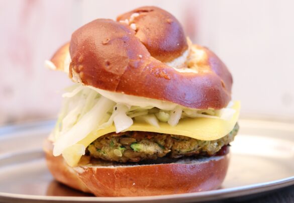 Laugen-Cheeseburger mit Grünkernpatty
