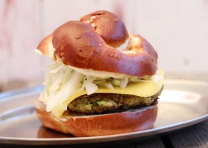 Laugen-Cheeseburger mit Grünkernpatty