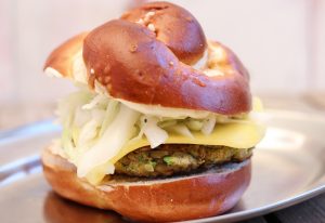 Laugen-Cheeseburger mit Grünkernpatty
