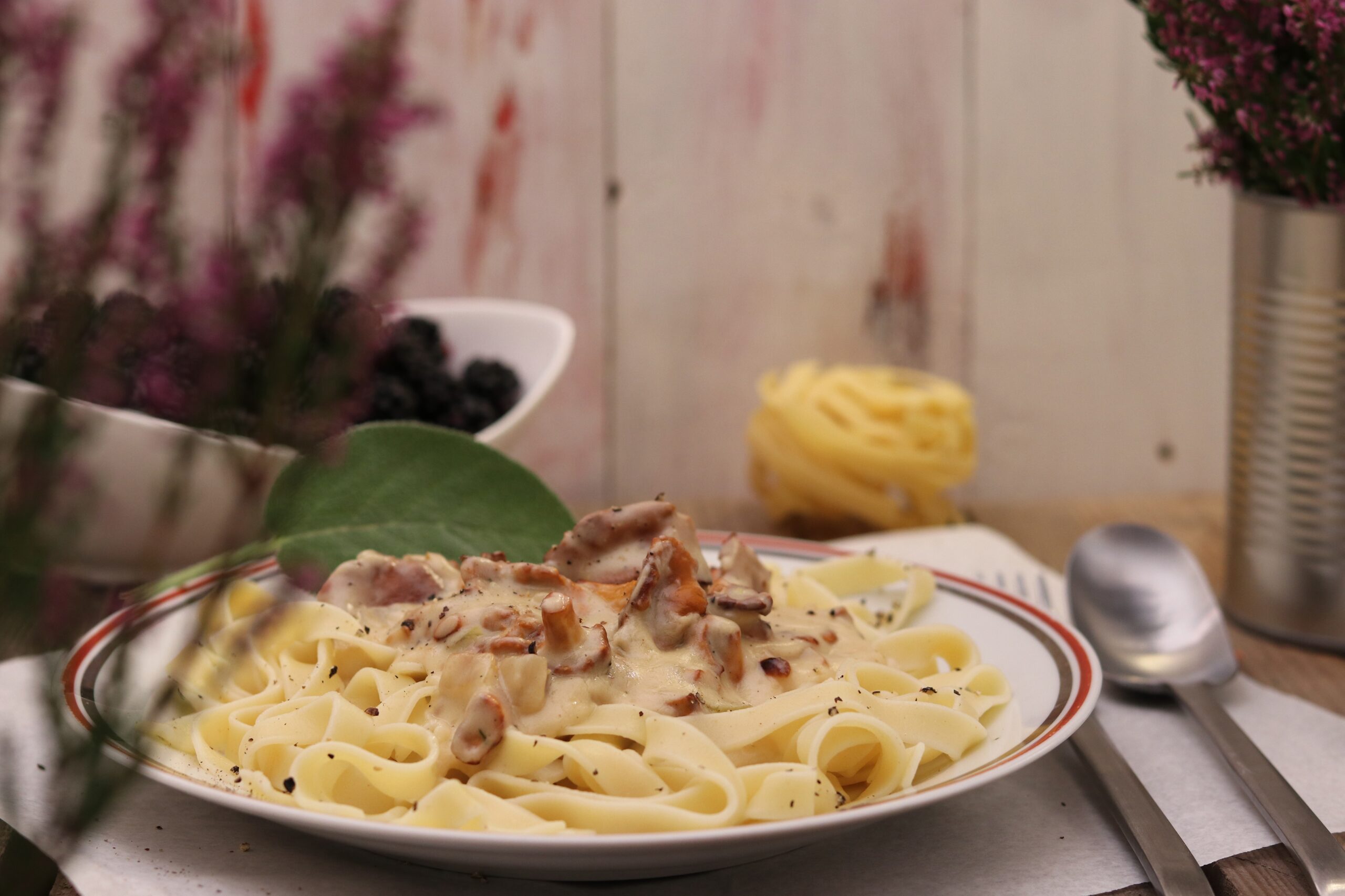 Pfifferlinge in Salbei-Sahne-Soße im Tagliatelle-Nest