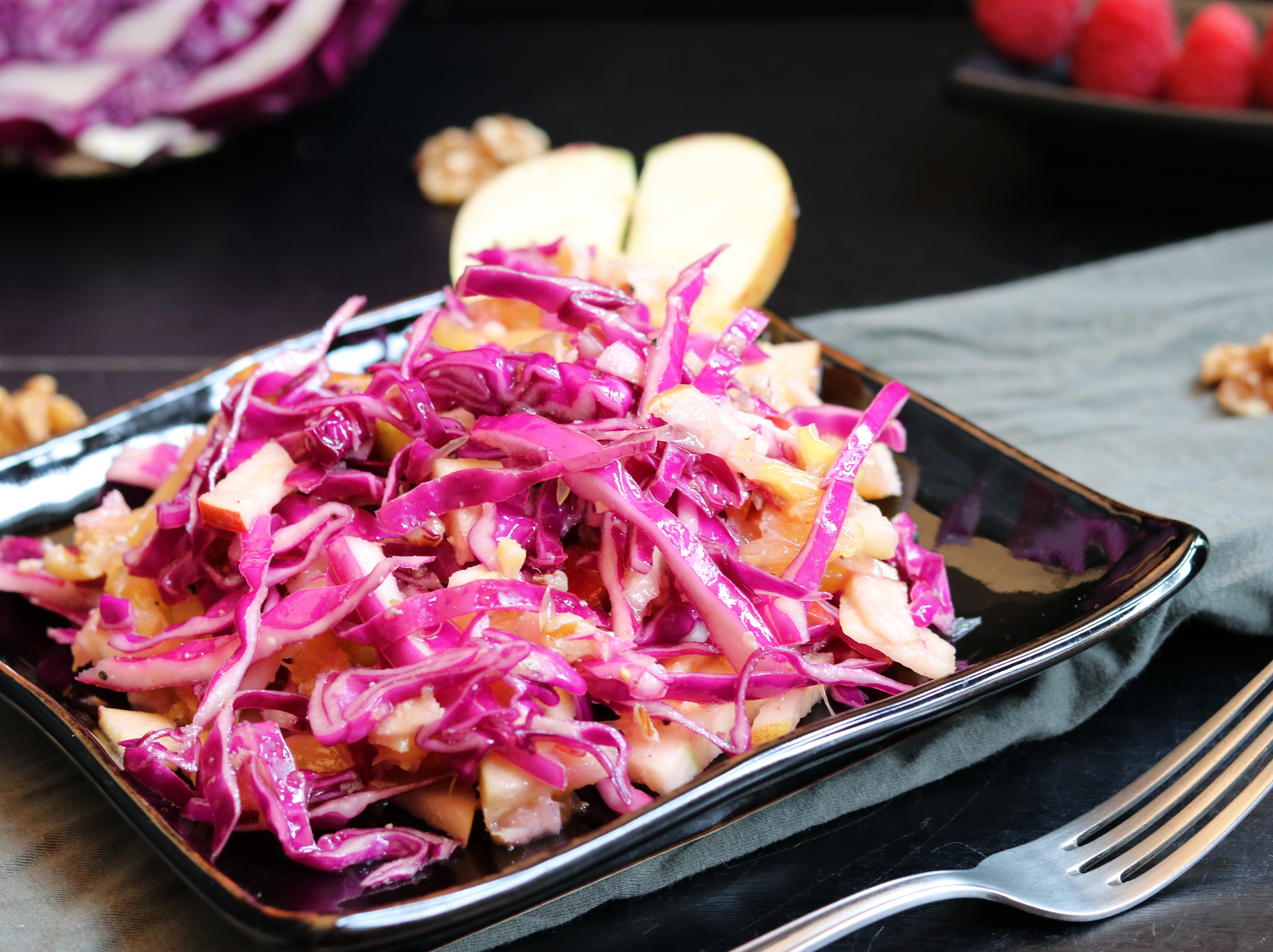 Rotkohlsalat, knackig und frisch, mit Orange und Apfel - Dailyvegan