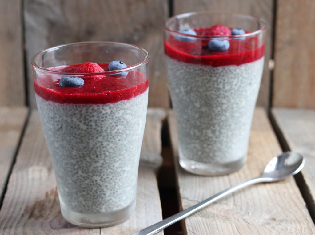 Chia Pudding ist wohl der einfachste Pudding, den es gibt. Ohne Kochen.