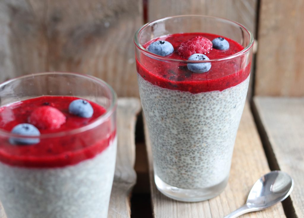 Mein Rezept für Chia Pudding geht wirklich kinderleicht. Mit nur 5 einfachen Zutaten ist es in wenigen Minuten zubereitet!