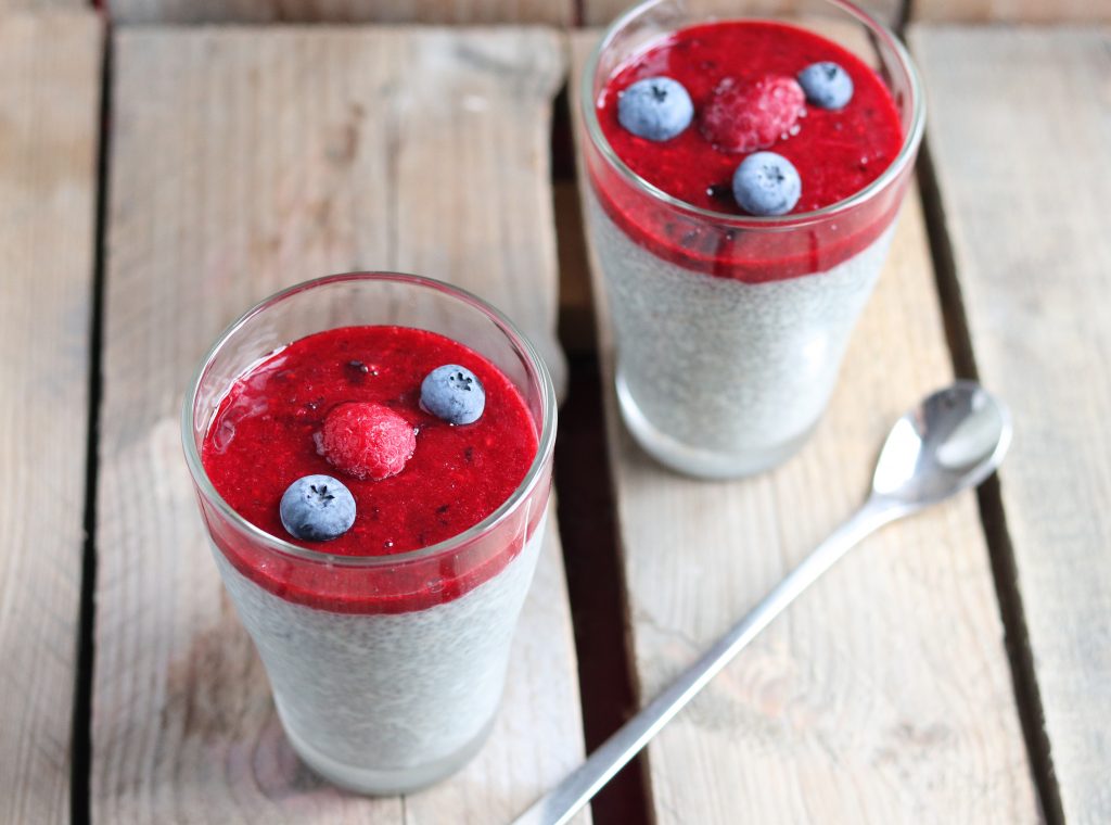 Man kann den Chia-Vanillepudding auch in kleinen Schraubgläsern quellen lassen,um sie als Pausensnack mitzunehmen.