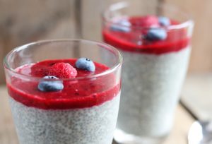 Chia Pudding, vegane, mit echter Vanille und Beerentopping