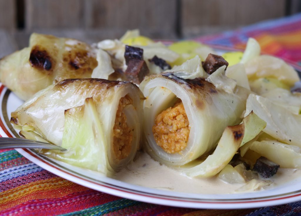 Kohlrouladen - klassisch in Soße mit Salzkartoffeln, vegan - Dailyvegan