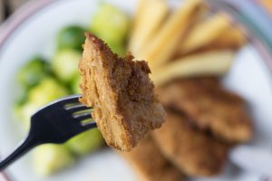 Mini-Schnitzel mit Pastinaken-Frites und Rosenkohl