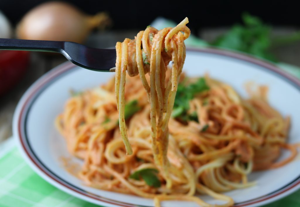Mein Rezept für Spaghetti in roter Paprikasoße bringt Abwechslung in die Nudellandschaft.