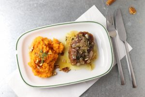 Steak avec Beurre Blanc Sauce an Ahorn-Pekannuss-Süßkartoffelbrei