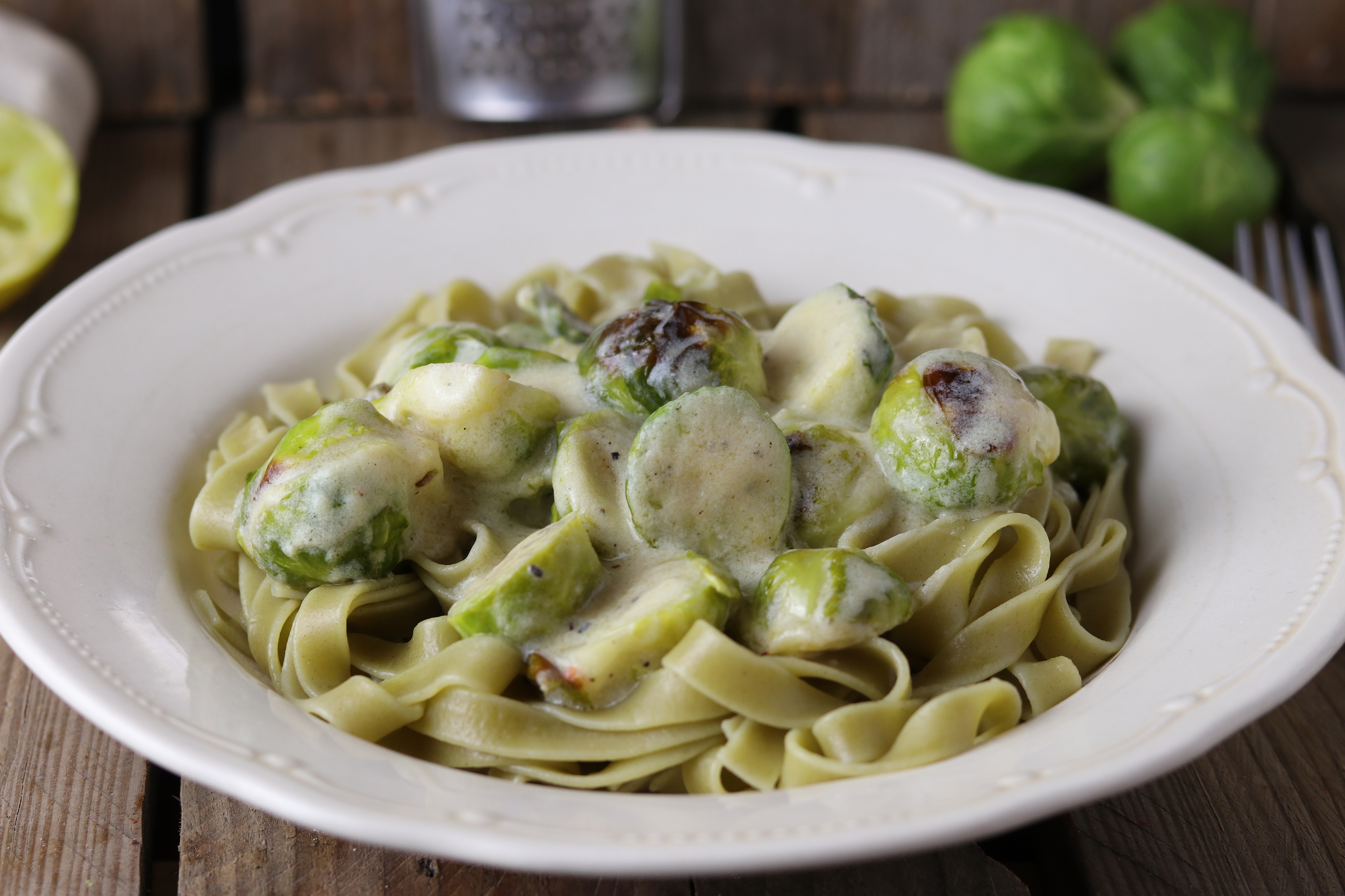 Tagliatelle Verde mit Rosenkohl in cremiger heller Soße - Dailyvegan