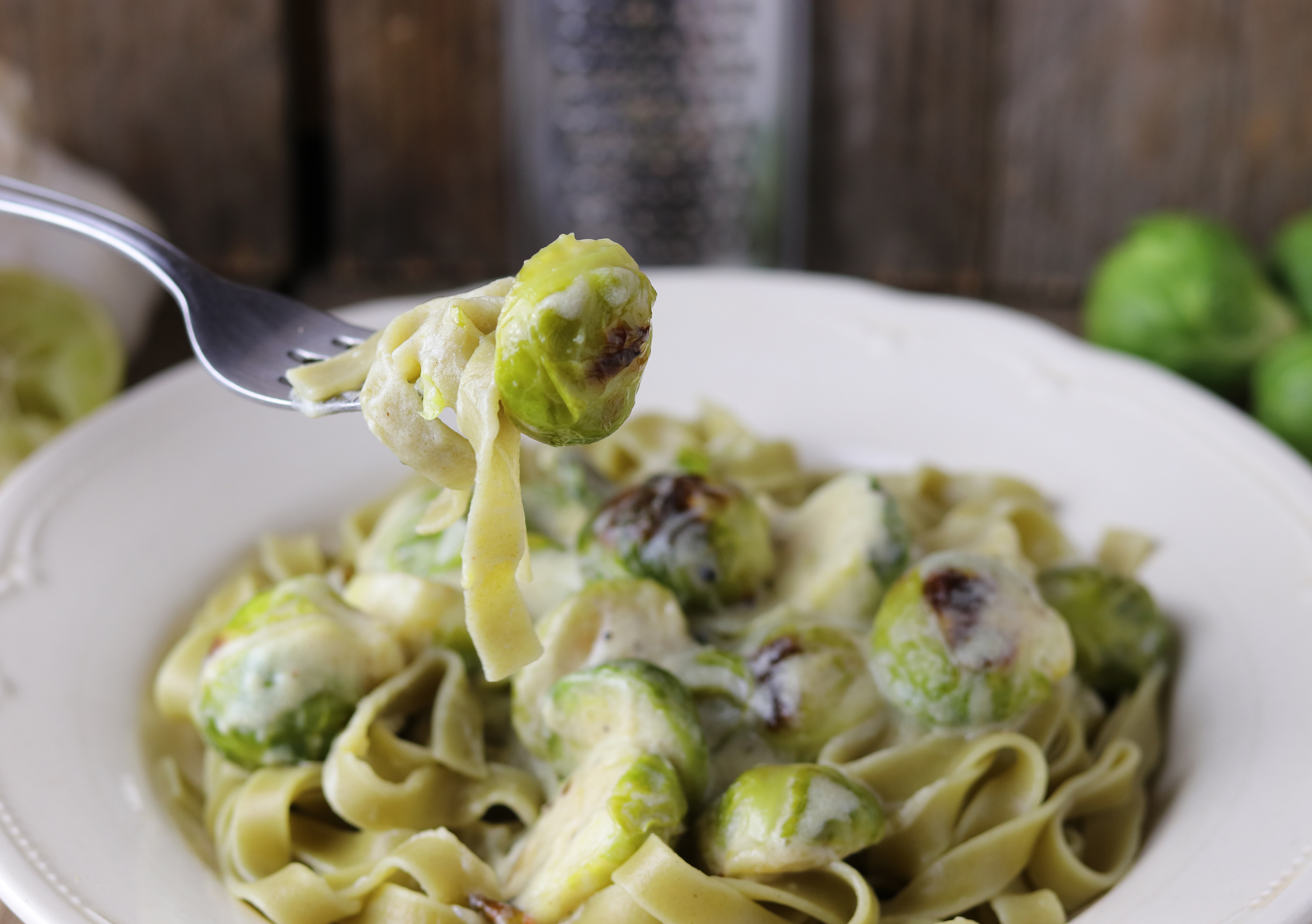 Tagliatelle Verde mit Rosenkohl in cremiger heller Soße - Daily Vegan