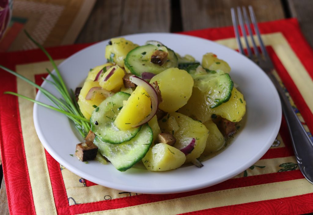 Bayrischer Kartoffelsalat mit Gurke und veganem Speck - Dailyvegan