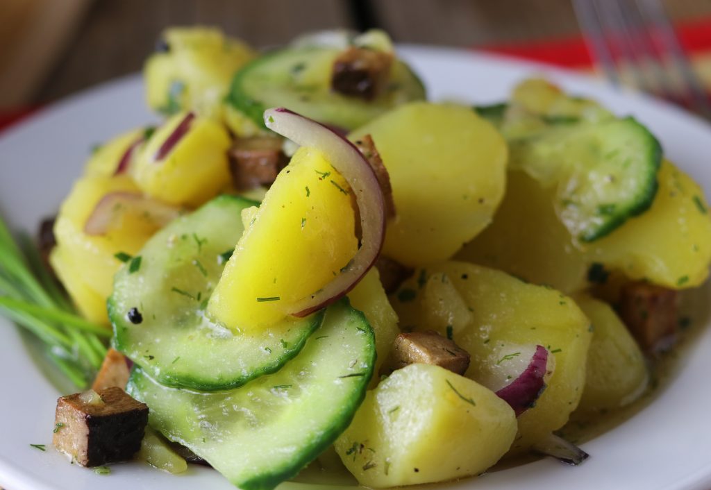 Bayrischer Kartoffelsalat mit Gurke und veganem Speck - Dailyvegan