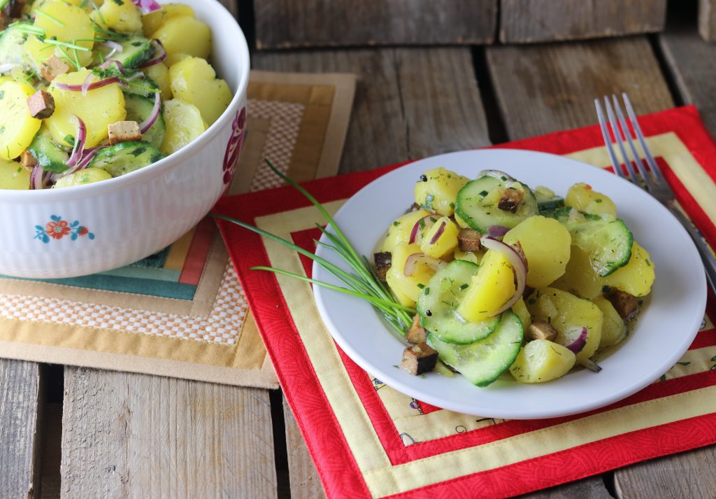 Bayrischer Kartoffelsalat mit Gurke und veganem Speck - Dailyvegan