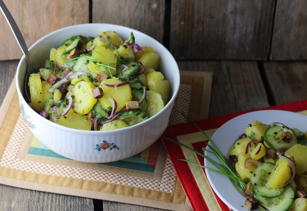 Bayrischer Kartoffelsalat mit Gurke und veganem Speck - Dailyvegan