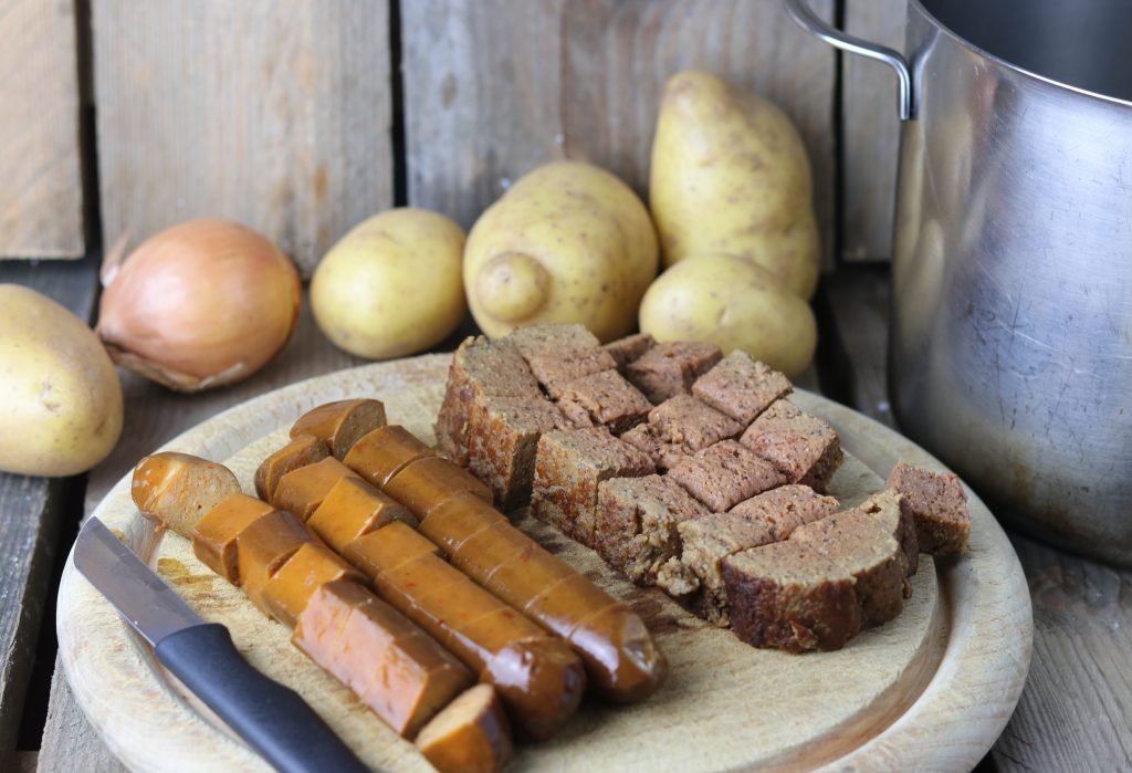 Veganes Kassler und Würstchen, so kommen sie in einen deftigen Eintopf