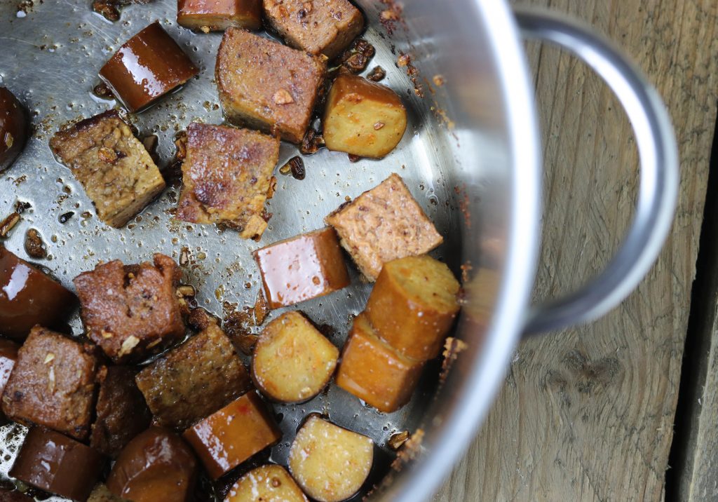 Veganes Kassler und Wurst im Zwiebelschmalz anbraten