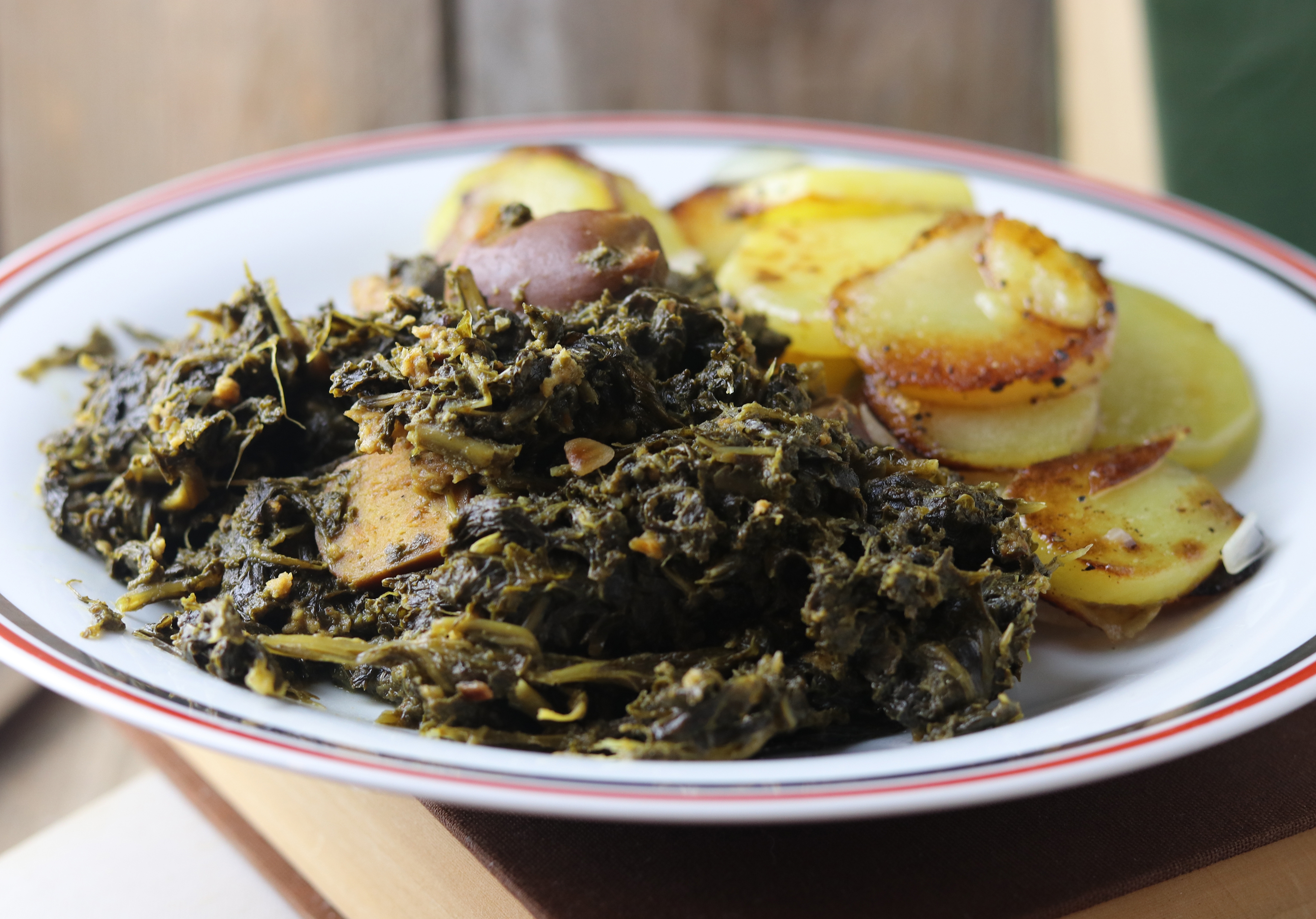 Grünkohl mit Kassler, Würstchen und Bratkartoffeln - vegan - Dailyvegan