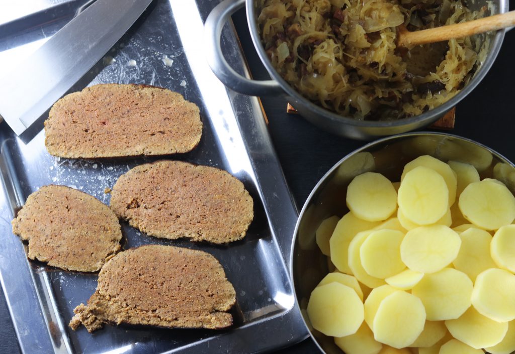 Zubereitung von Sauerkraut mit Kartoffeln und veganem Kasseler