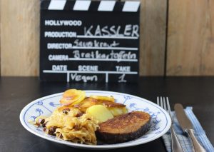 Veganes Kassler mit Sauerkraut und Bratkartoffeln