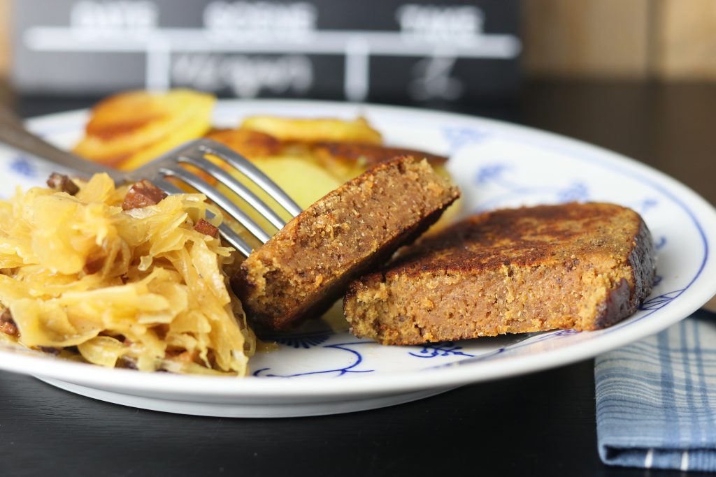 Veganes Kassler im Anschnitt, hier mit Suaerkraut und Bratkartoffeln