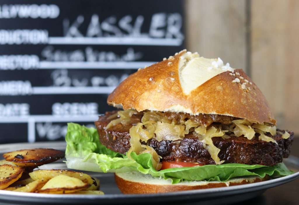 Als Laugenburger mit süßem Senf und Sauerkraut