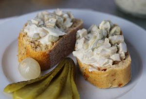 Vleischsalat auf Baguette