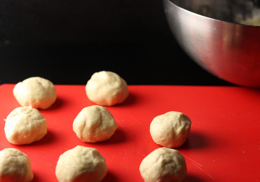 Hefeteigbällchen für die Berliner formen.