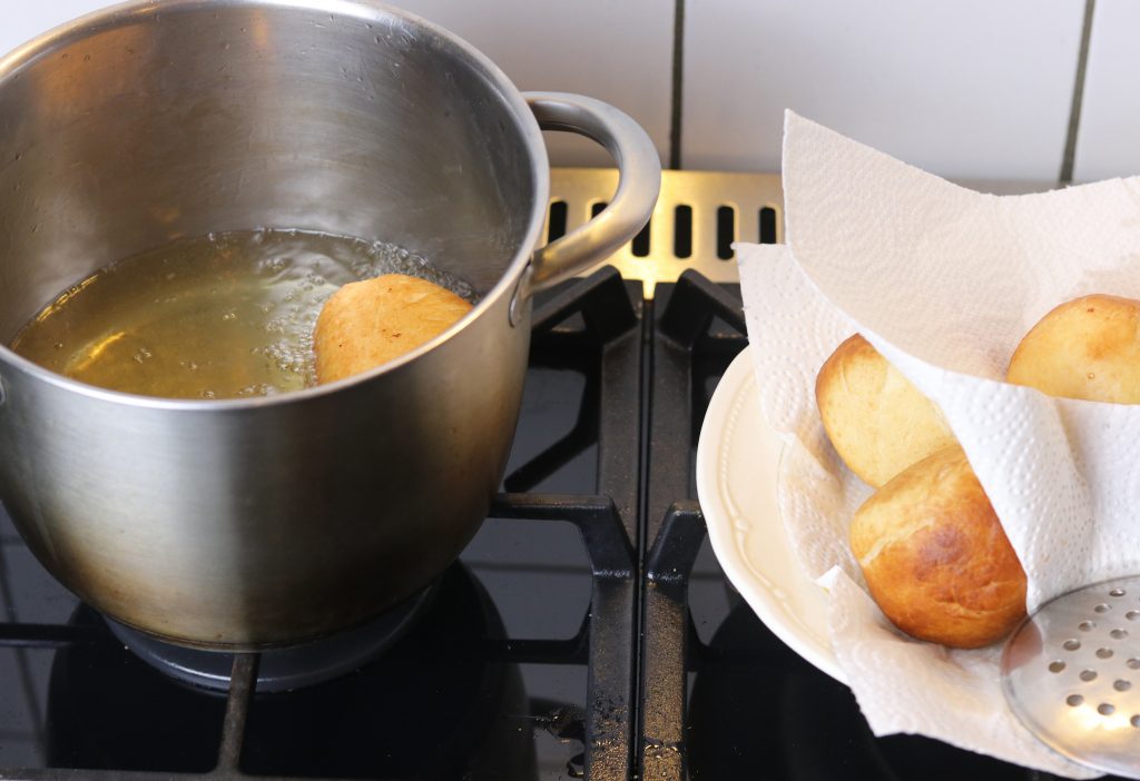 Die veganen Berliner Pfannkuchen frittieren.