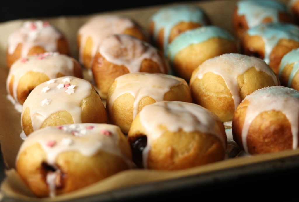 Zuckerguss auf die Berliner Pfannkuchen auftragen.