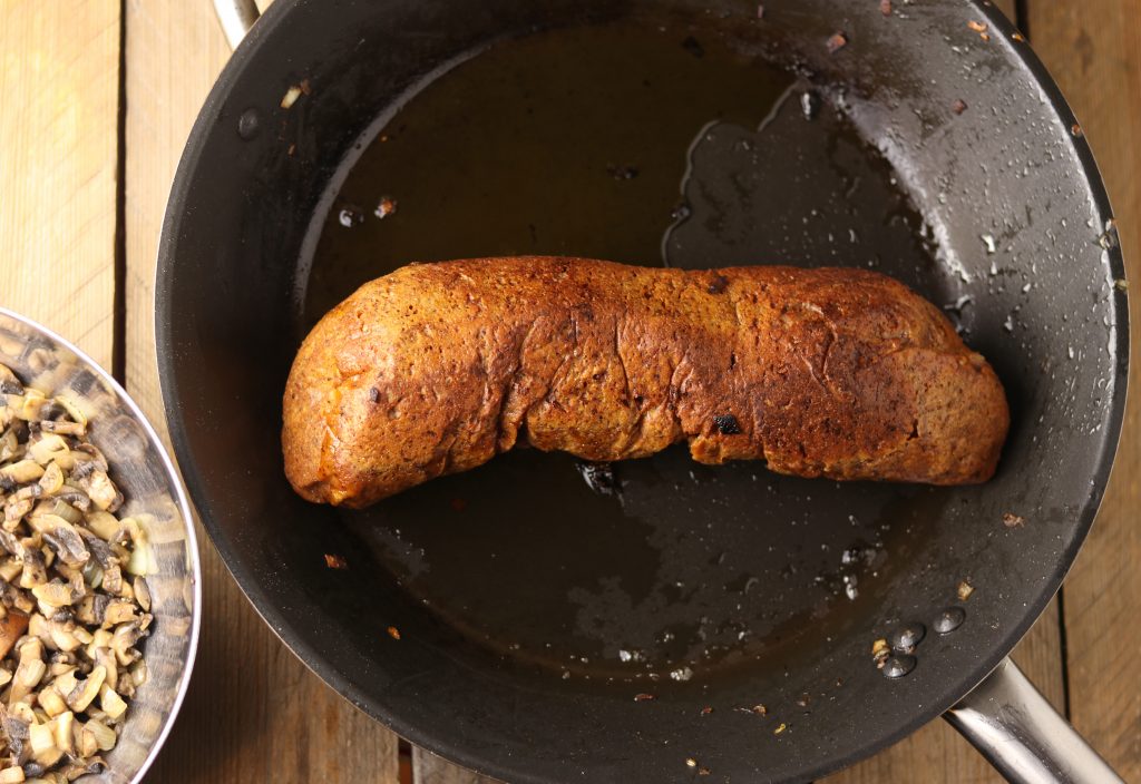 Anbraten des vorgegarten Seitanfilets. So bekommt das Filet Wellington zusätzliche Röstaromen.