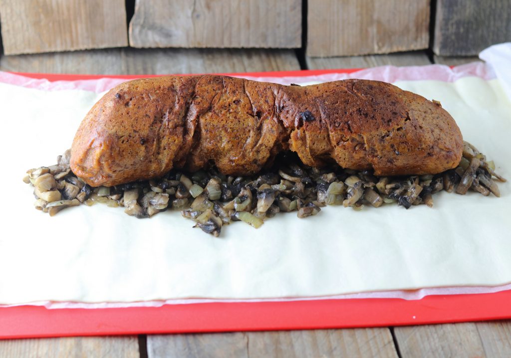 Füllen des Wellingtons, umhüllen des Filets mit der Pilz Duxelles.