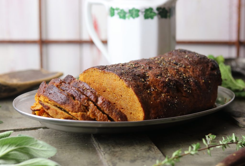 Frisch angeschnittenes Seitan-Roast, ein englischer Braten aus dem Ofen.