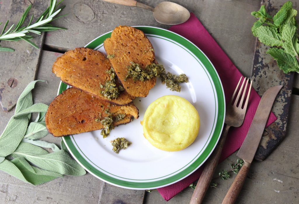 Bei dieser veganen Variante von einem klassischen Englischen Roast mit Mint Sauce und Yorkshire Pudding werden die Augen ganz groß am Tisch!