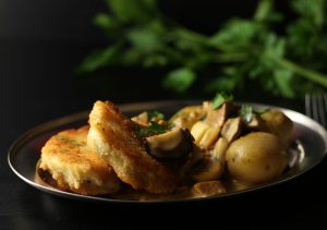 Sellerieschnitzel mit Kartoffeln und Pilz-‘Schinken’-Sauce