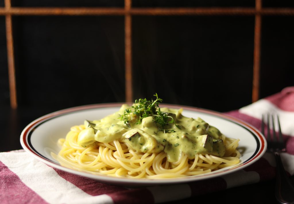 In diesem veganen Rezept für selbstgemachte Carbonara verwende ich natürlich weder Ei noch Speck