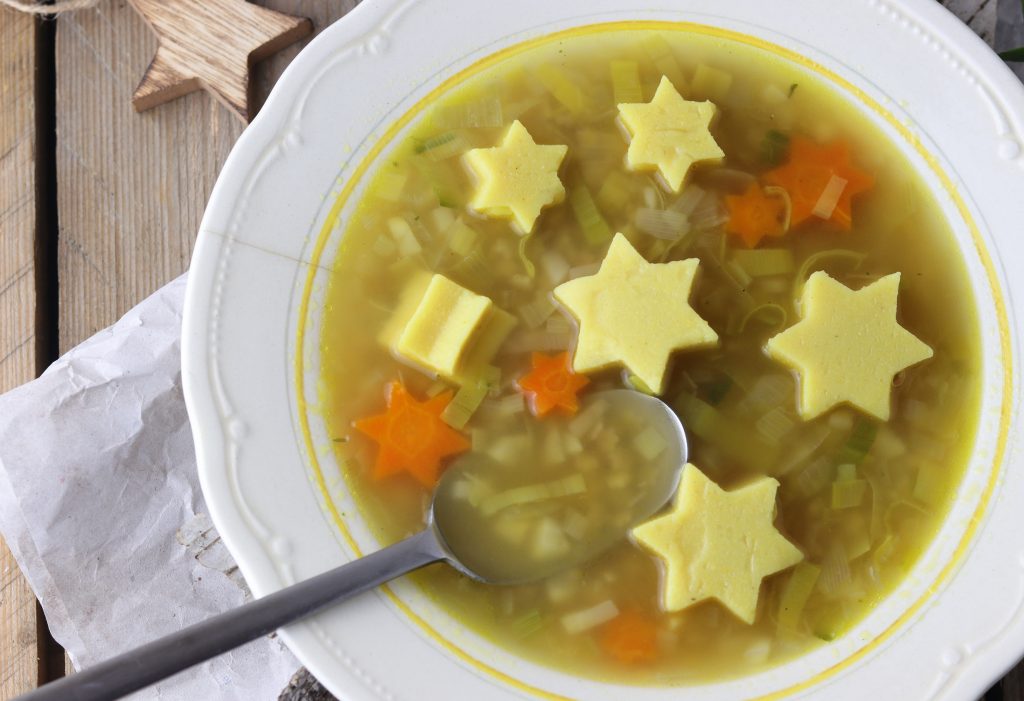 Meine Sterntalersuppe basiert auf einer einfachen, klaren Gemüsesuppe.