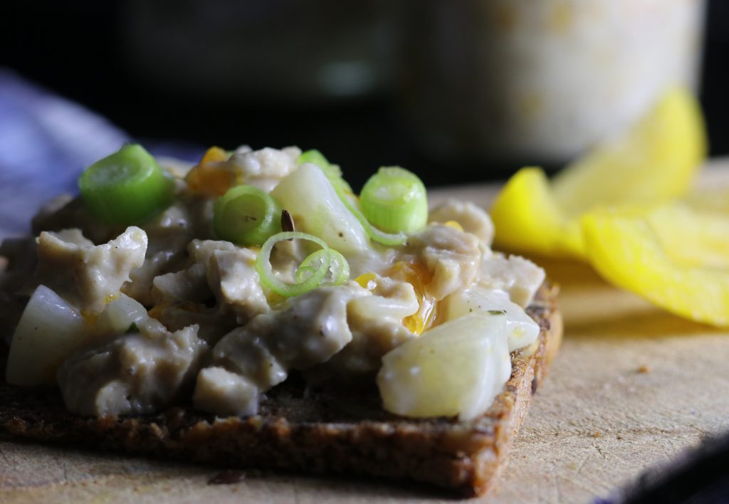 Veganer Geflügelsalat auf einer Scheibe Brot
