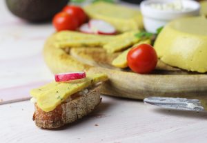 Veganer Käse mit Kräutern