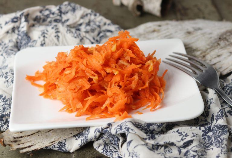 Flinker Karottensalat mit Apfel und Zitronensaft - Dailyvegan