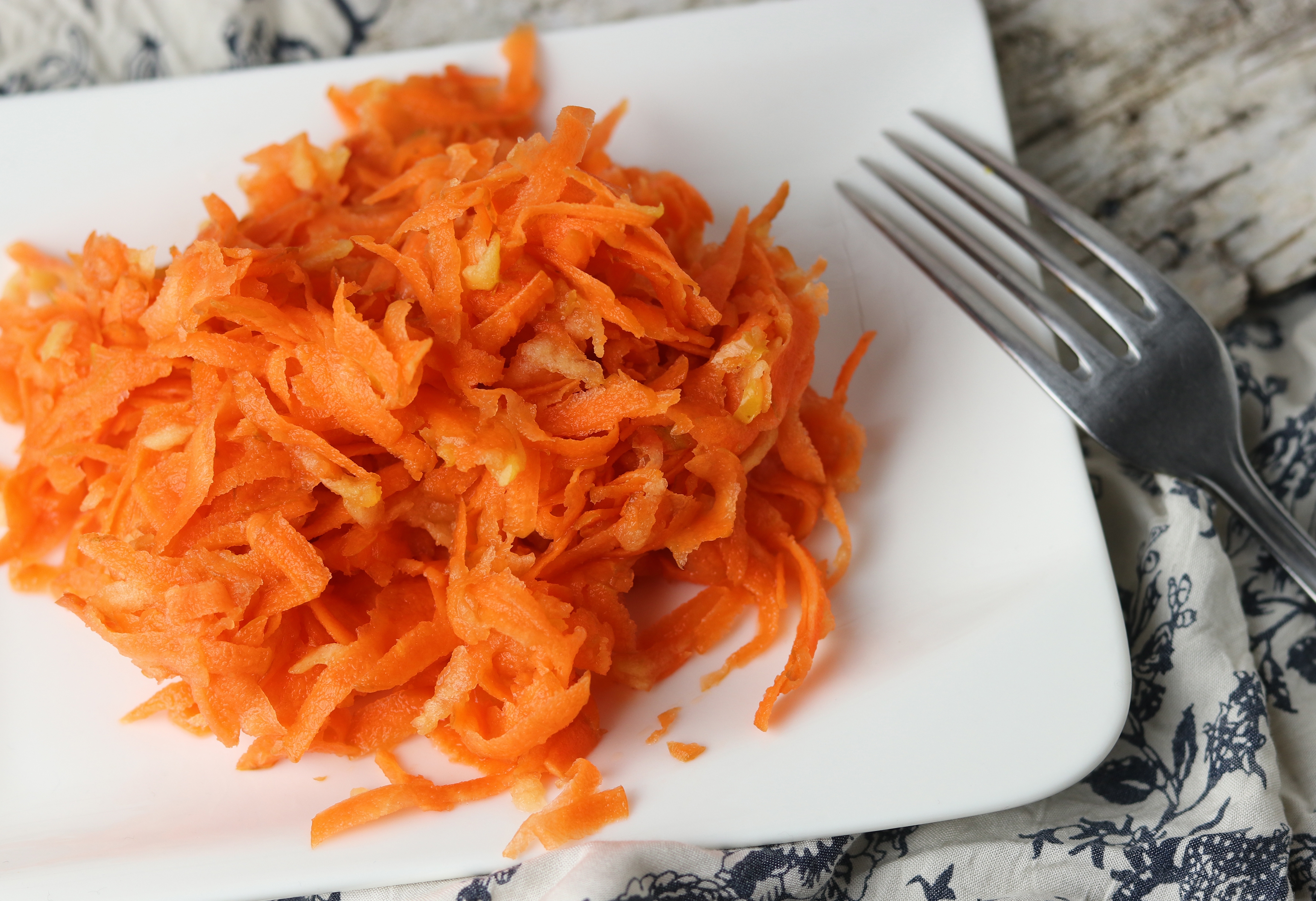 Flinker Karottensalat mit Apfel und Zitronensaft - Dailyvegan