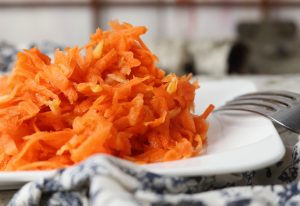 Flinker Karottensalat mit Apfel und Zitronensaft