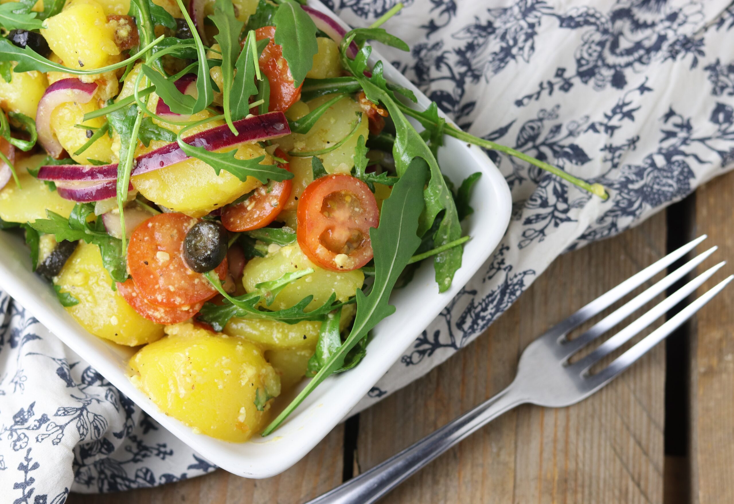 Mediterraner Kartoffelsalat, frisch und lecker