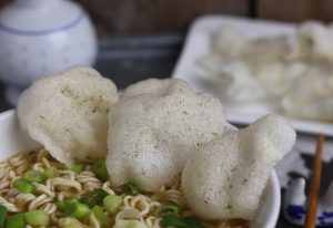 Krupuk auf Tüten-Ramen