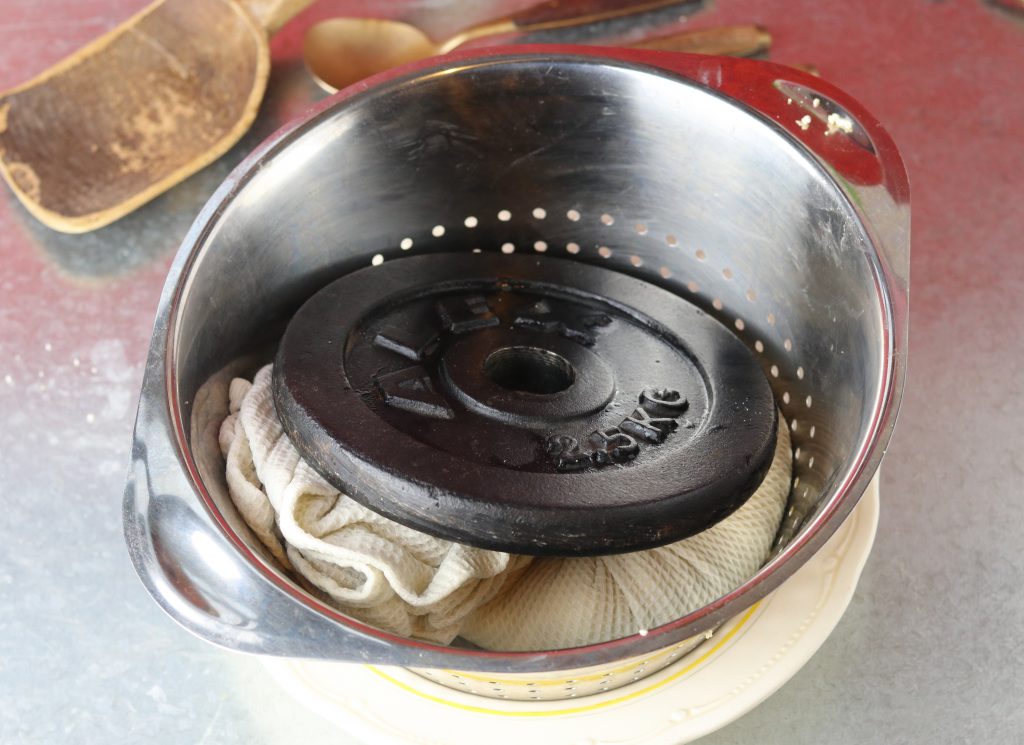 Vegaer Paneerkäse wird gepresst.