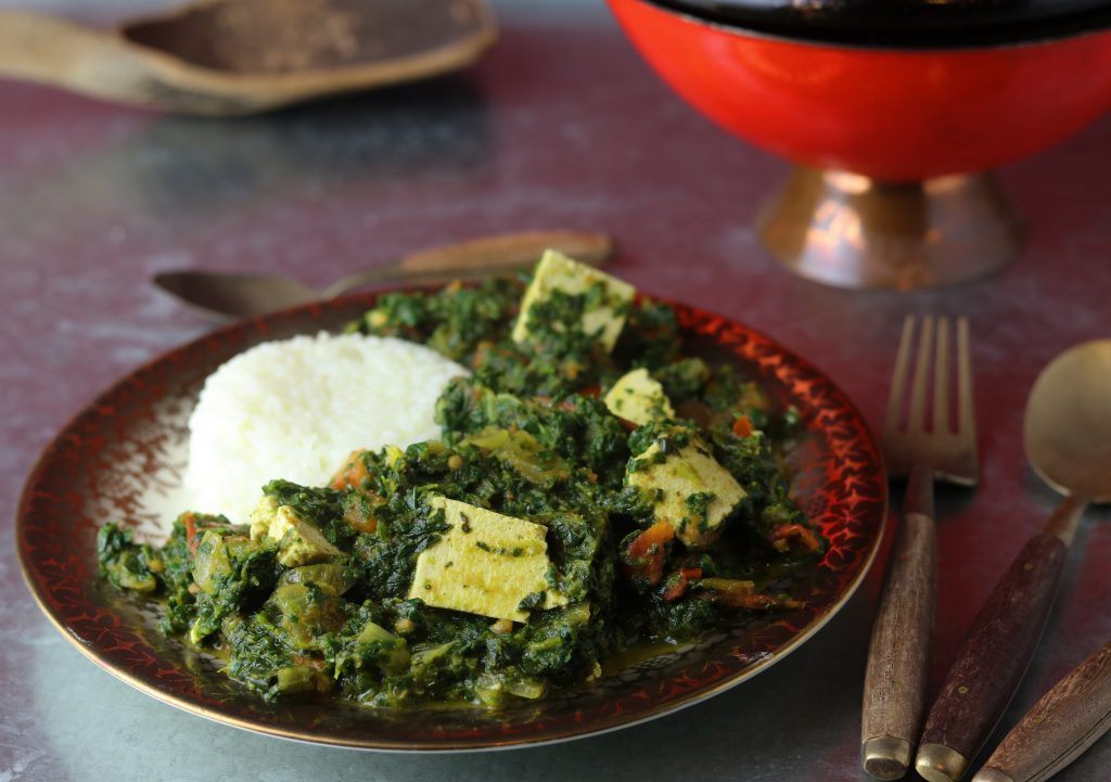 Palak Paneer, vegan, mit Reis auf einem Teller.