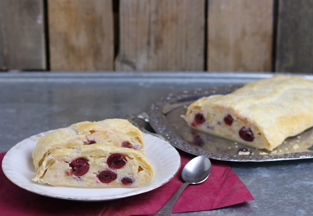 Veganer Quarkstrudel mit Kirschen und Blätterteig - Dailyvegan Veganer Quarkstrudel mit Kirschen und Blätterteig - Dailyvegan
