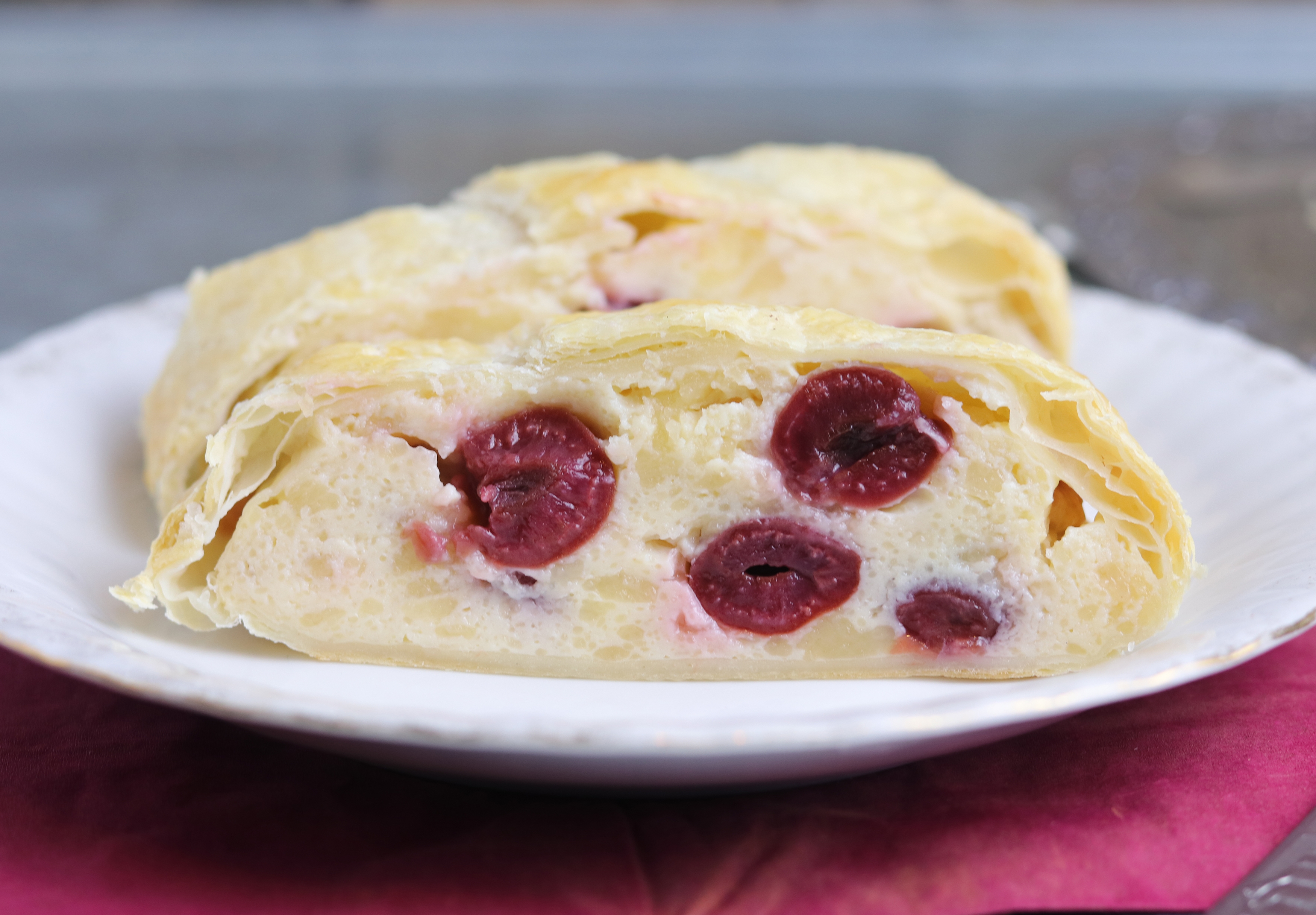 Quarkstrudel mit Kirschen