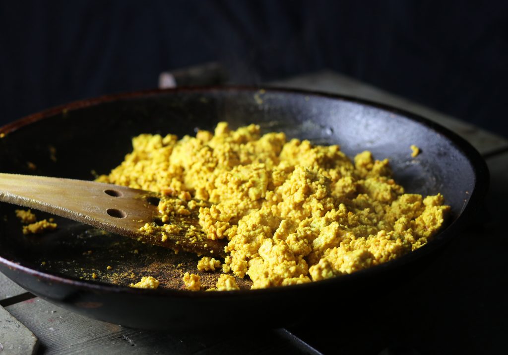 2. Scrambled Tofu in der Pfanne anbraten, bis er gut durchgebraten ist.